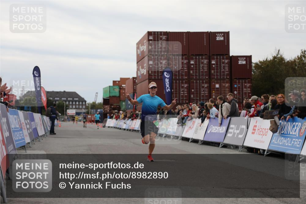 03.10.2025 - Köhlbrandbrückenlauf Yannick Fuchs http://msf.ph/oto/8982890 03.10.2025 15:50:10 Ziel 7033, 7066, 9742 meine-sportfotos.de