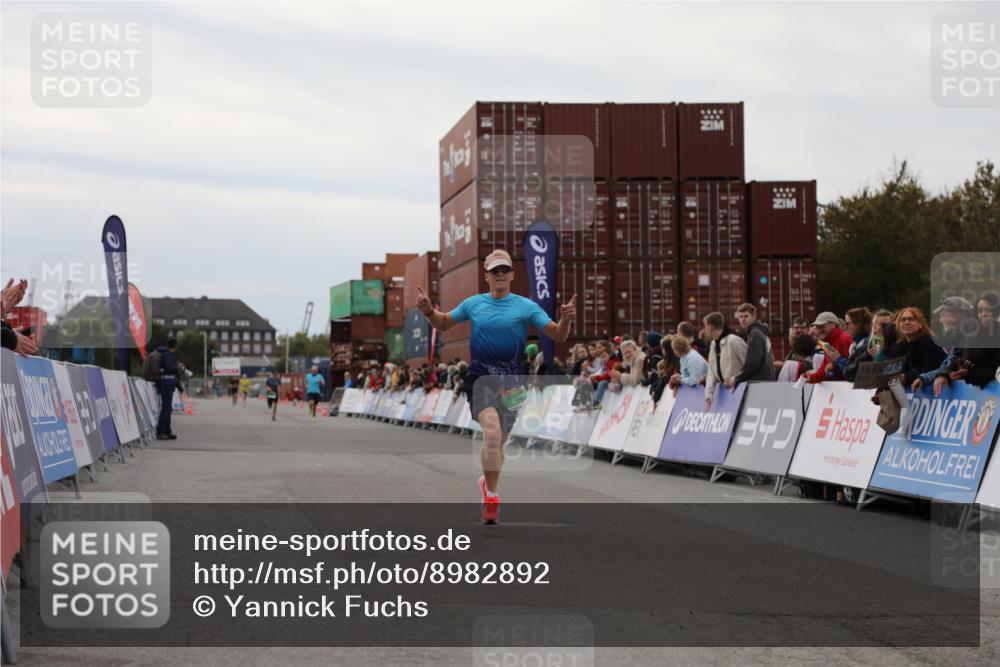 03.10.2025 - Köhlbrandbrückenlauf Yannick Fuchs http://msf.ph/oto/8982892 03.10.2025 15:50:10 Ziel 7033, 7066, 9742 meine-sportfotos.de