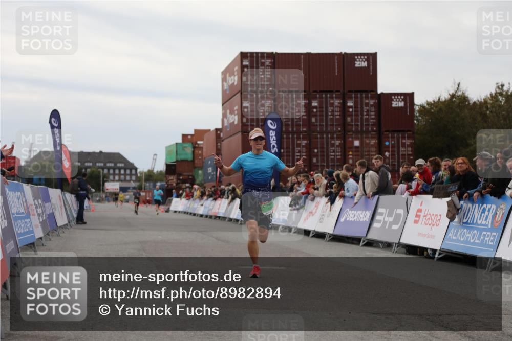 03.10.2025 - Köhlbrandbrückenlauf Yannick Fuchs http://msf.ph/oto/8982894 03.10.2025 15:50:10 Ziel 7033, 7066, 9742 meine-sportfotos.de