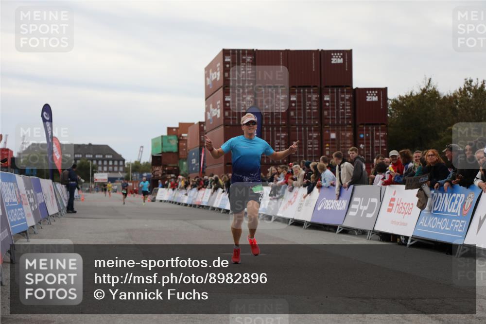 03.10.2025 - Köhlbrandbrückenlauf Yannick Fuchs http://msf.ph/oto/8982896 03.10.2025 15:50:11 Ziel 7033, 7066, 9742 meine-sportfotos.de