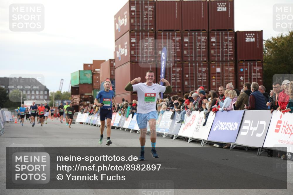 03.10.2025 - Köhlbrandbrückenlauf Yannick Fuchs http://msf.ph/oto/8982897 03.10.2025 16:05:52 Ziel 7646, 8616, 8924, 9102, 9489 meine-sportfotos.de