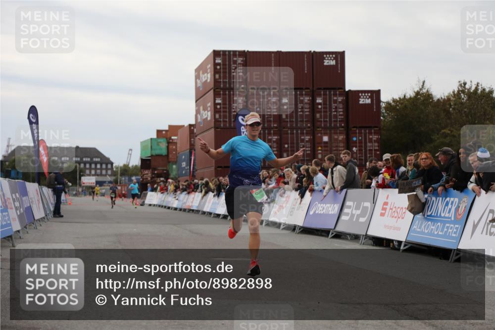 03.10.2025 - Köhlbrandbrückenlauf Yannick Fuchs http://msf.ph/oto/8982898 03.10.2025 15:50:11 Ziel 7033, 7066, 9742 meine-sportfotos.de