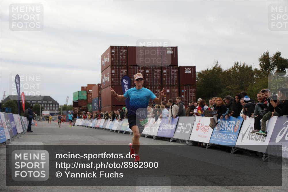 03.10.2025 - Köhlbrandbrückenlauf Yannick Fuchs http://msf.ph/oto/8982900 03.10.2025 15:50:11 Ziel 7033, 7066, 9742 meine-sportfotos.de