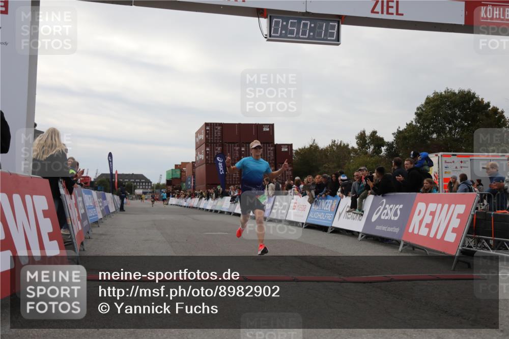 03.10.2025 - Köhlbrandbrückenlauf Yannick Fuchs http://msf.ph/oto/8982902 03.10.2025 15:50:11 Ziel 7033, 7066, 9742 meine-sportfotos.de