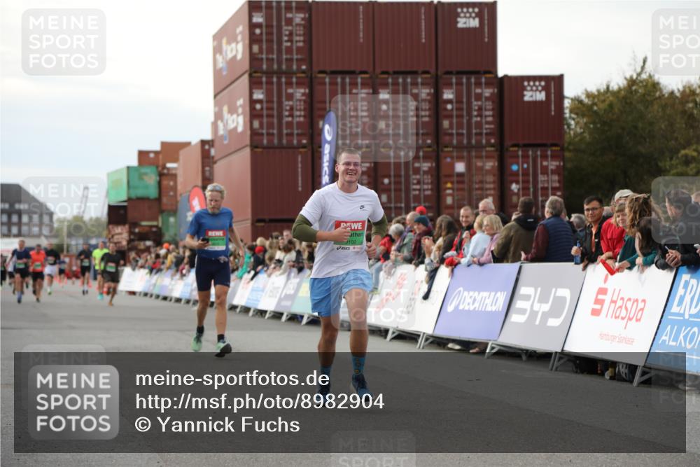 03.10.2025 - Köhlbrandbrückenlauf Yannick Fuchs http://msf.ph/oto/8982904 03.10.2025 16:05:52 Ziel 7646, 8616, 8924, 9102, 9489 meine-sportfotos.de