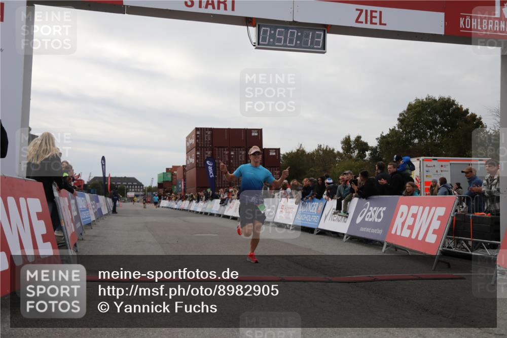 03.10.2025 - Köhlbrandbrückenlauf Yannick Fuchs http://msf.ph/oto/8982905 03.10.2025 15:50:11 Ziel 7033, 7066, 9742 meine-sportfotos.de