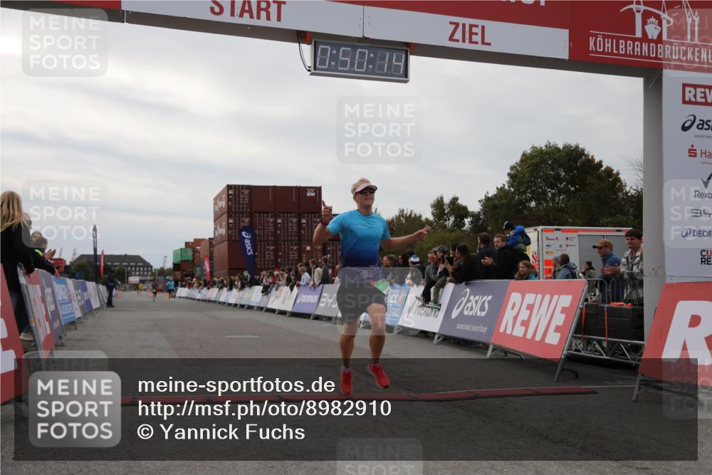 03.10.2025 - Köhlbrandbrückenlauf Yannick Fuchs http://msf.ph/oto/8982910 03.10.2025 15:50:12 Ziel 7033, 9742 meine-sportfotos.de