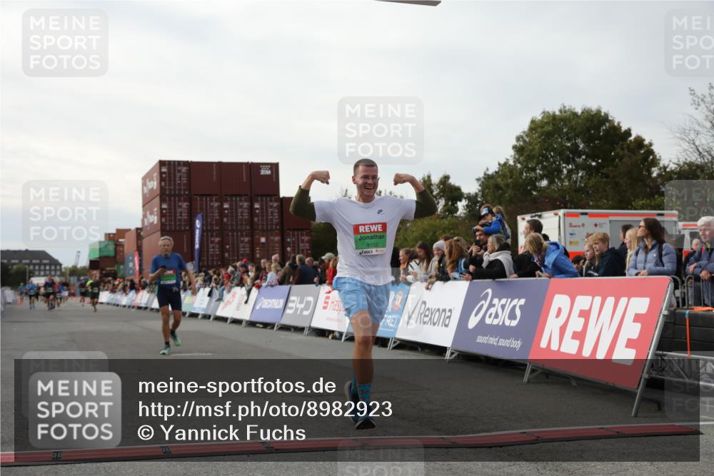03.10.2025 - Köhlbrandbrückenlauf Yannick Fuchs http://msf.ph/oto/8982923 03.10.2025 16:05:54 Ziel 7646, 8616, 9102 meine-sportfotos.de