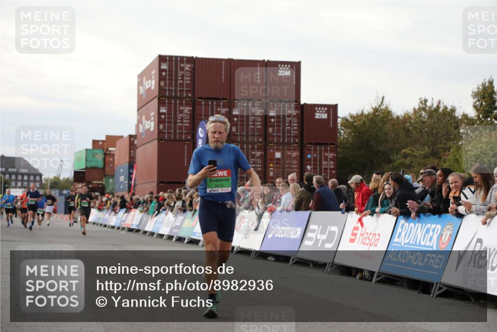 03.10.2025 - Köhlbrandbrückenlauf Yannick Fuchs http://msf.ph/oto/8982936 03.10.2025 16:05:55 Ziel 8616, 9102, 9468 meine-sportfotos.de