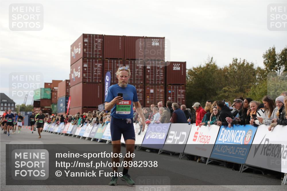 03.10.2025 - Köhlbrandbrückenlauf Yannick Fuchs http://msf.ph/oto/8982938 03.10.2025 16:05:55 Ziel 8616, 9102, 9468 meine-sportfotos.de