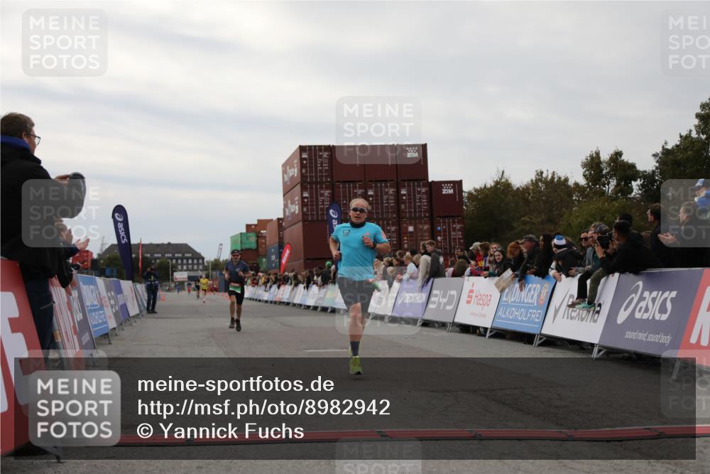 03.10.2025 - Köhlbrandbrückenlauf Yannick Fuchs http://msf.ph/oto/8982942 03.10.2025 15:50:21 Ziel 7045, 9713 meine-sportfotos.de