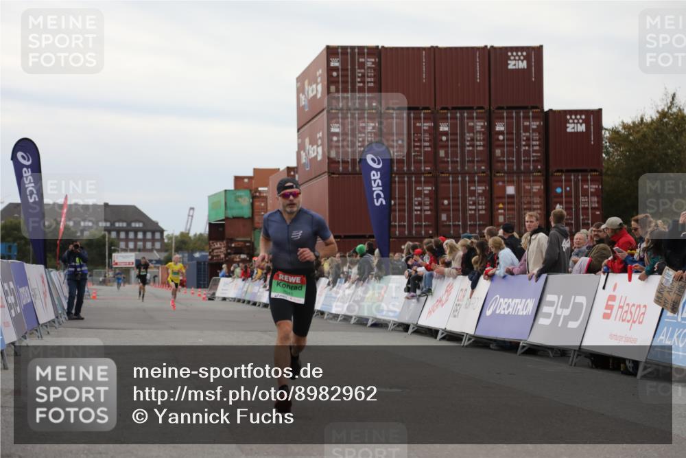 03.10.2025 - Köhlbrandbrückenlauf Yannick Fuchs http://msf.ph/oto/8982962 03.10.2025 15:50:23 Ziel 7045, 7140, 9713 meine-sportfotos.de