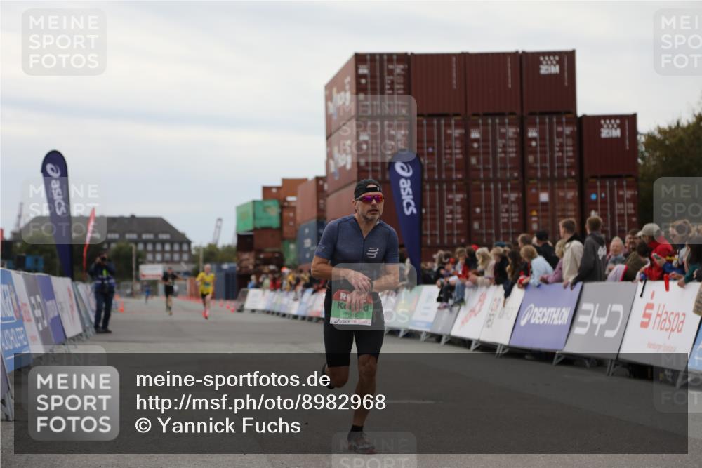 03.10.2025 - Köhlbrandbrückenlauf Yannick Fuchs http://msf.ph/oto/8982968 03.10.2025 15:50:23 Ziel 7045, 7140, 9713 meine-sportfotos.de