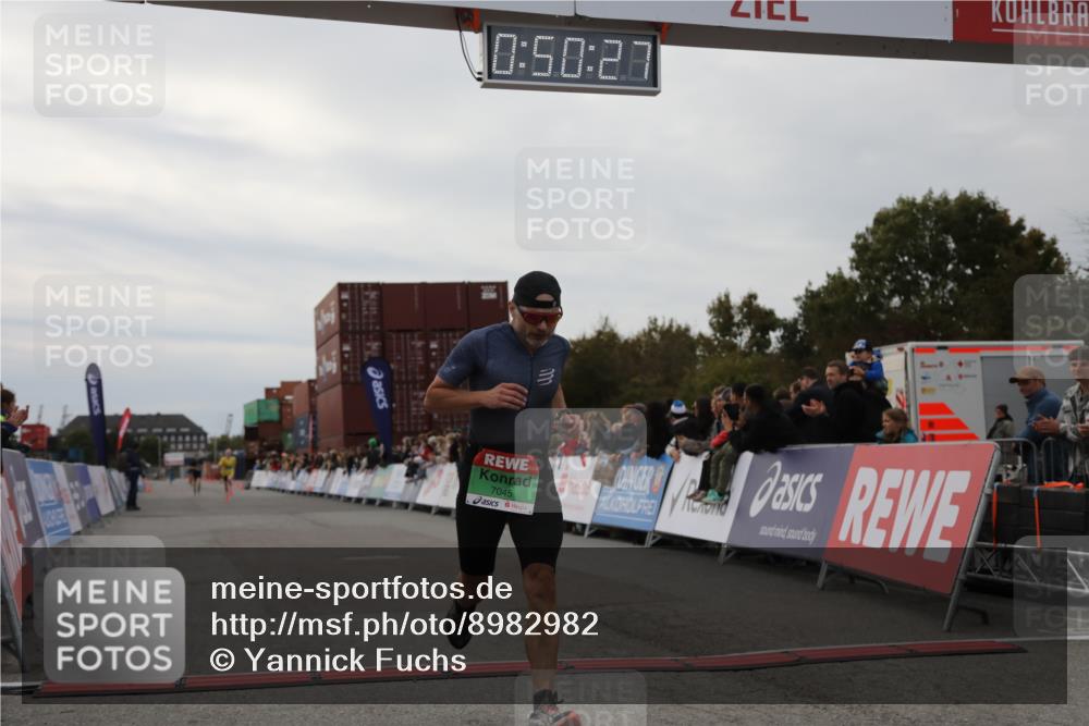 03.10.2025 - Köhlbrandbrückenlauf Yannick Fuchs http://msf.ph/oto/8982982 03.10.2025 15:50:25 Ziel 7045, 7140, 9713 meine-sportfotos.de
