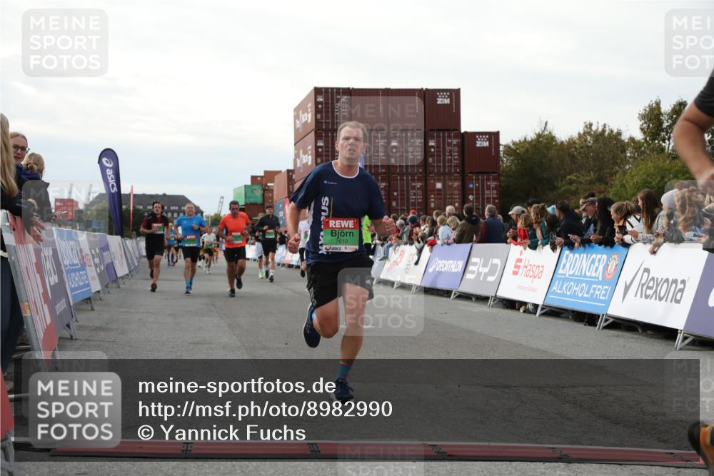 03.10.2025 - Köhlbrandbrückenlauf Yannick Fuchs http://msf.ph/oto/8982990 03.10.2025 16:06:04 Ziel 7296, 7343, 7610, 8539, 8813, 8886, 9100, 9378, 9451, 9468, 9596, 9626, 9633 meine-sportfotos.de