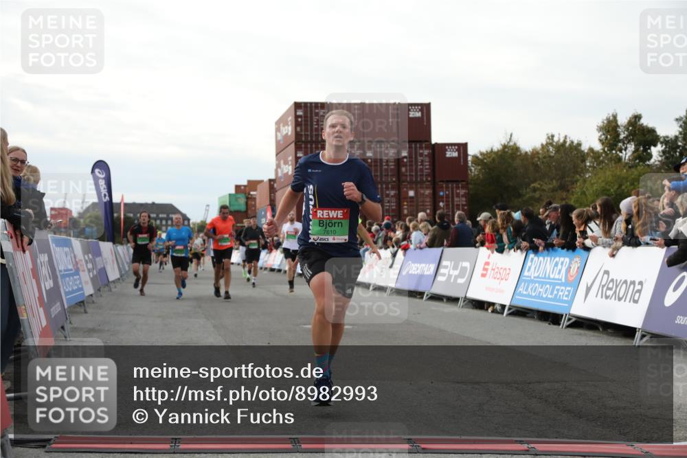 03.10.2025 - Köhlbrandbrückenlauf Yannick Fuchs http://msf.ph/oto/8982993 03.10.2025 16:06:04 Ziel 7296, 7343, 7610, 8539, 8813, 8886, 9100, 9378, 9451, 9468, 9596, 9626, 9633 meine-sportfotos.de