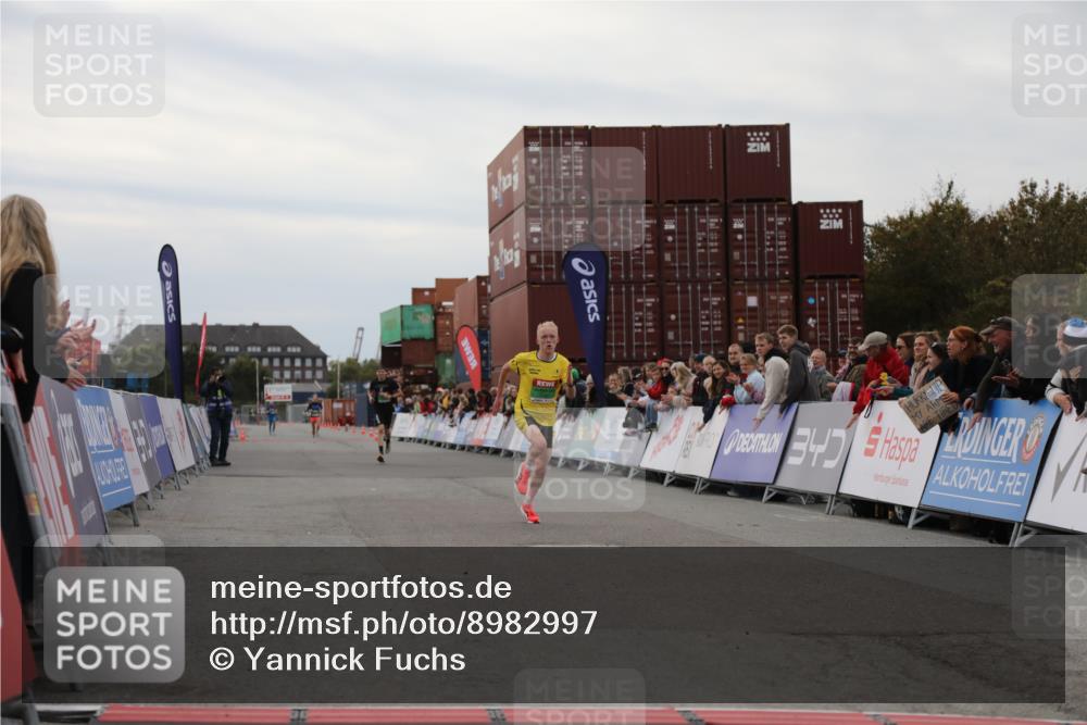 03.10.2025 - Köhlbrandbrückenlauf Yannick Fuchs http://msf.ph/oto/8982997 03.10.2025 15:50:30 Ziel 7036, 7140 meine-sportfotos.de
