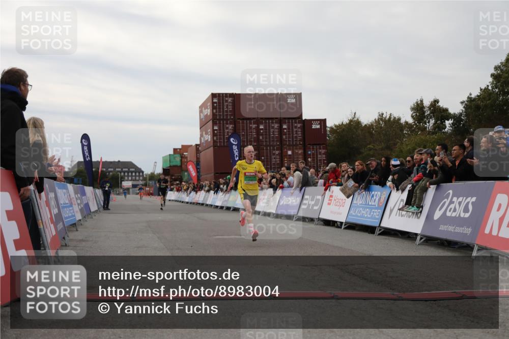 03.10.2025 - Köhlbrandbrückenlauf Yannick Fuchs http://msf.ph/oto/8983004 03.10.2025 15:50:30 Ziel 7036, 7140 meine-sportfotos.de