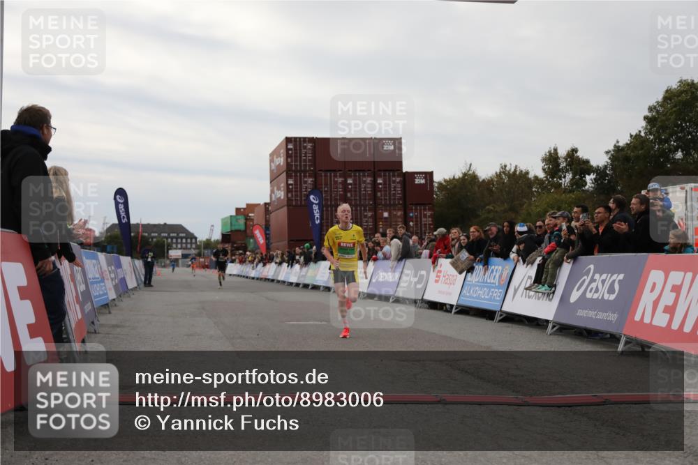 03.10.2025 - Köhlbrandbrückenlauf Yannick Fuchs http://msf.ph/oto/8983006 03.10.2025 15:50:30 Ziel 7036, 7140 meine-sportfotos.de