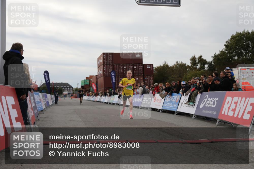 03.10.2025 - Köhlbrandbrückenlauf Yannick Fuchs http://msf.ph/oto/8983008 03.10.2025 15:50:31 Ziel 7036, 7140 meine-sportfotos.de