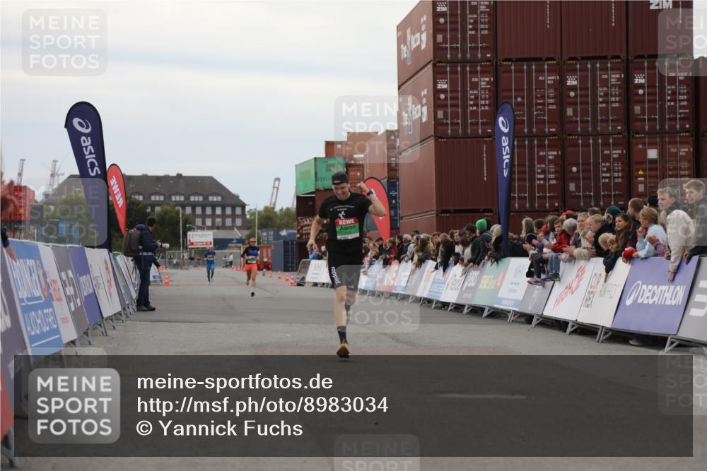03.10.2025 - Köhlbrandbrückenlauf Yannick Fuchs http://msf.ph/oto/8983034 03.10.2025 15:50:34 Ziel 7036, 7140 meine-sportfotos.de