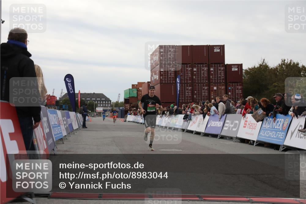 03.10.2025 - Köhlbrandbrückenlauf Yannick Fuchs http://msf.ph/oto/8983044 03.10.2025 15:50:35 Ziel 7036, 7140 meine-sportfotos.de