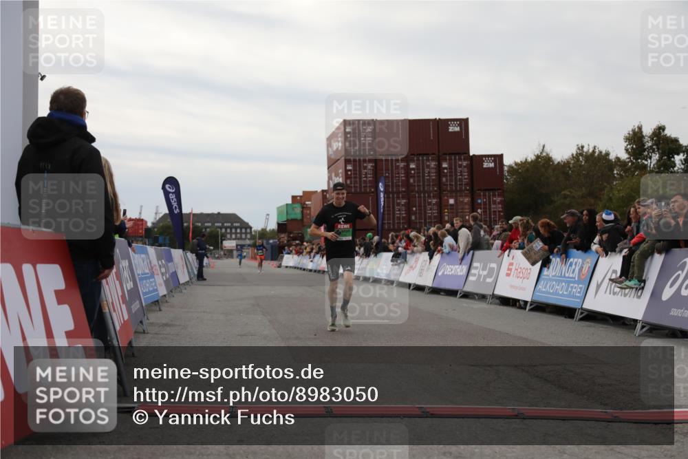 03.10.2025 - Köhlbrandbrückenlauf Yannick Fuchs http://msf.ph/oto/8983050 03.10.2025 15:50:36 Ziel 7020, 7036 meine-sportfotos.de