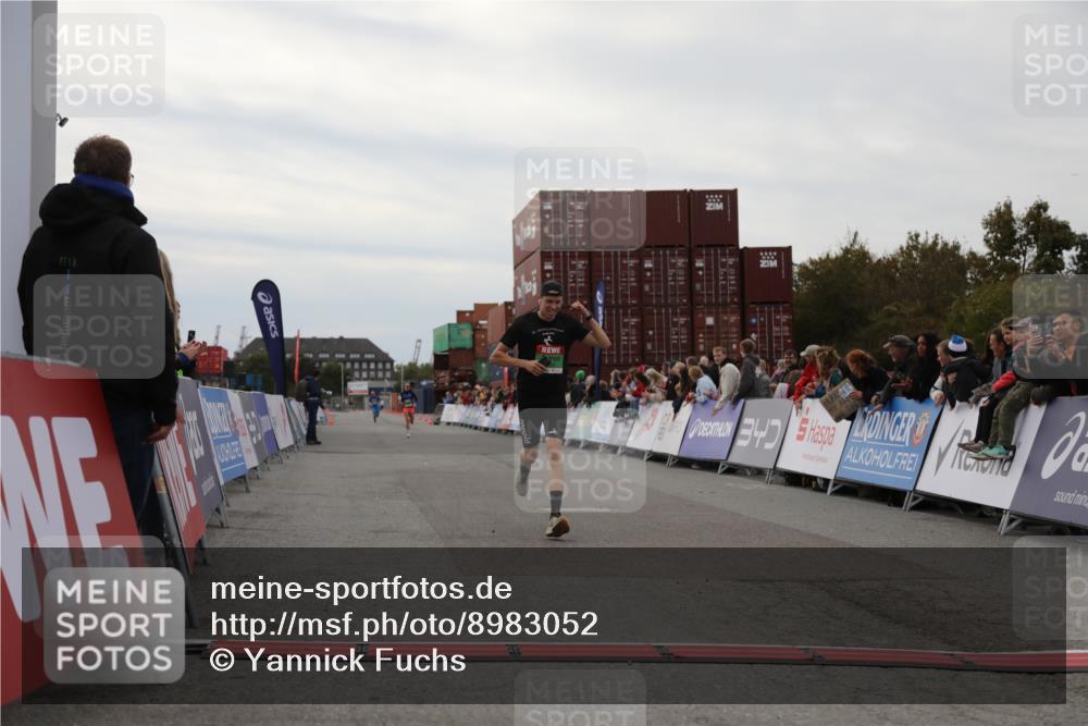 03.10.2025 - Köhlbrandbrückenlauf Yannick Fuchs http://msf.ph/oto/8983052 03.10.2025 15:50:36 Ziel 7020, 7036 meine-sportfotos.de