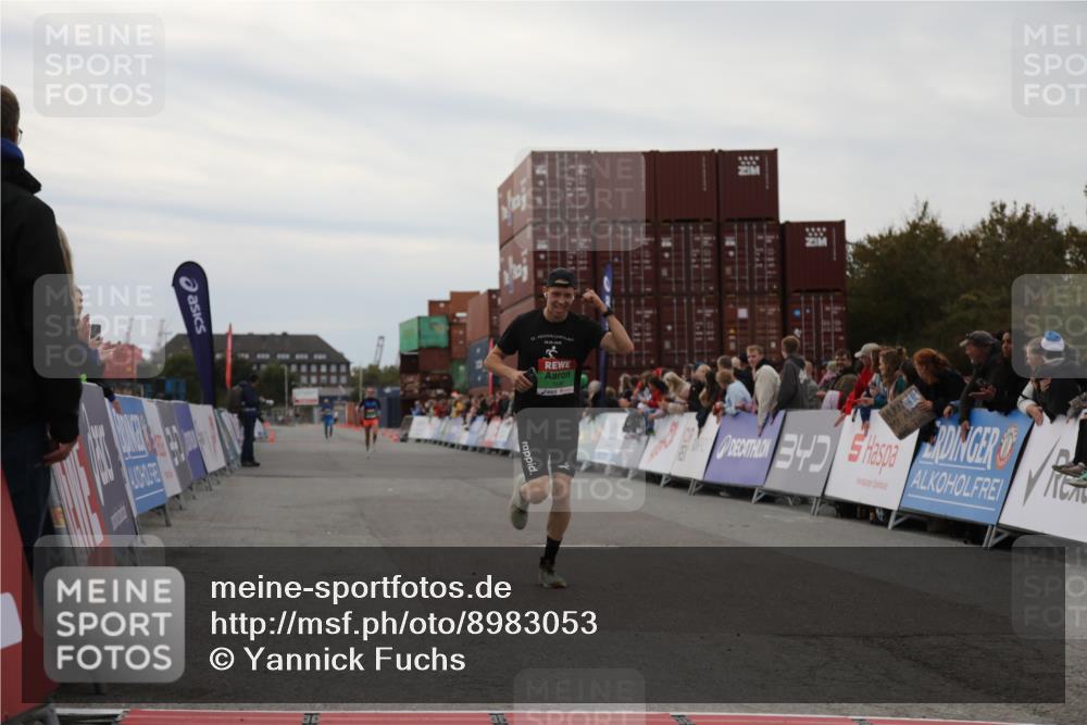 03.10.2025 - Köhlbrandbrückenlauf Yannick Fuchs http://msf.ph/oto/8983053 03.10.2025 15:50:36 Ziel 7020, 7036 meine-sportfotos.de