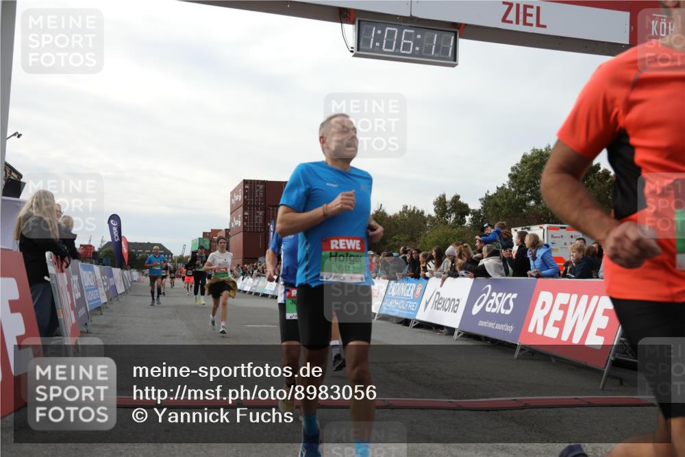 03.10.2025 - Köhlbrandbrückenlauf Yannick Fuchs http://msf.ph/oto/8983056 03.10.2025 16:06:10 Ziel 7296, 7343, 8064, 8539, 8813, 8886, 9100, 9451, 9483, 9596, 9626, 9633 meine-sportfotos.de