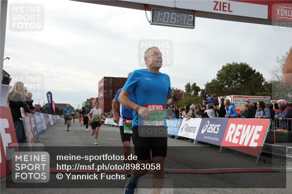 03.10.2025 - Köhlbrandbrückenlauf Yannick Fuchs http://msf.ph/oto/8983058 03.10.2025 16:06:10 Ziel 7296, 7343, 8064, 8539, 8813, 8886, 9100, 9451, 9483, 9596, 9626, 9633 meine-sportfotos.de