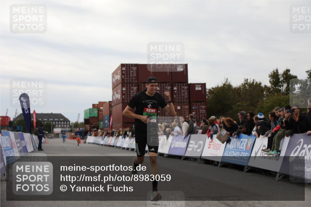 03.10.2025 - Köhlbrandbrückenlauf Yannick Fuchs http://msf.ph/oto/8983059 03.10.2025 15:50:36 Ziel 7020, 7036 meine-sportfotos.de