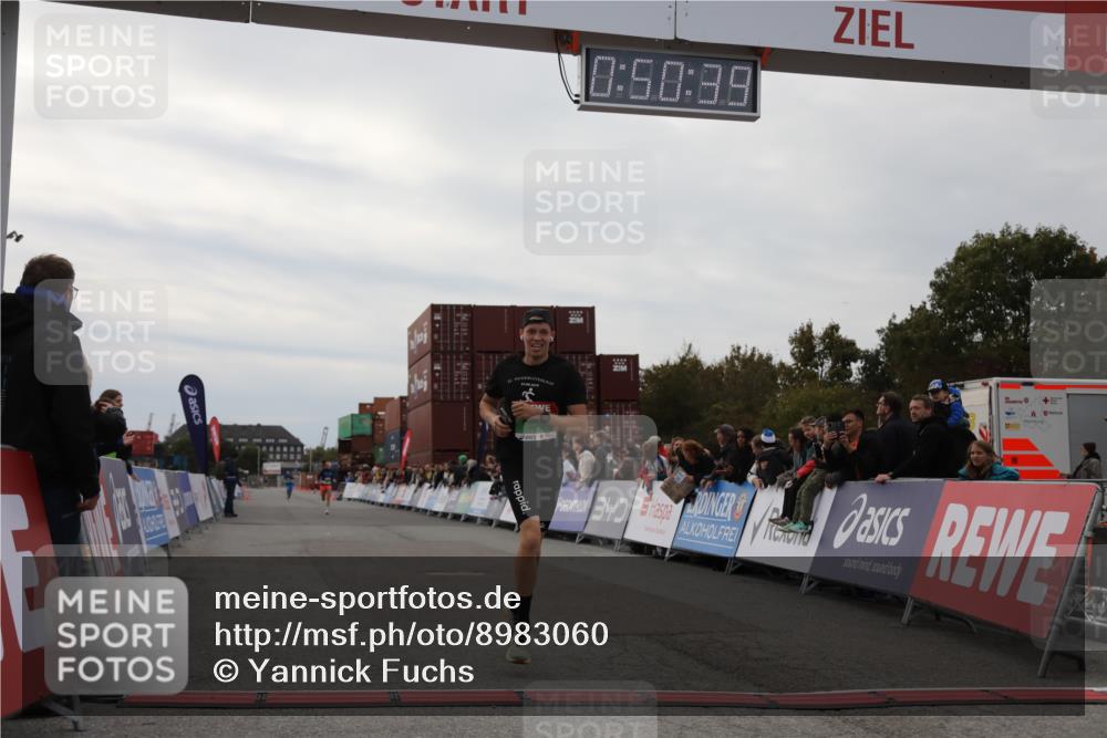 03.10.2025 - Köhlbrandbrückenlauf Yannick Fuchs http://msf.ph/oto/8983060 03.10.2025 15:50:37 Ziel 7020, 7036 meine-sportfotos.de