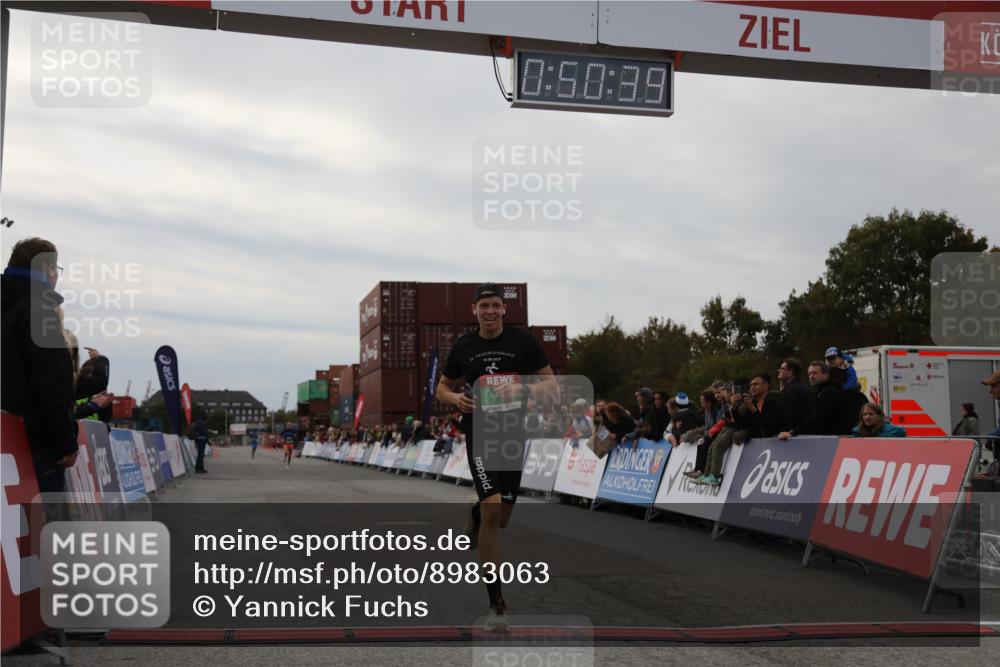 03.10.2025 - Köhlbrandbrückenlauf Yannick Fuchs http://msf.ph/oto/8983063 03.10.2025 15:50:37 Ziel 7020, 7036 meine-sportfotos.de