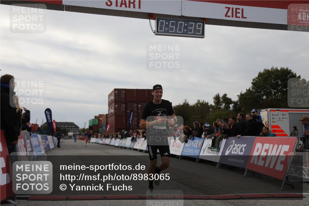 03.10.2025 - Köhlbrandbrückenlauf Yannick Fuchs http://msf.ph/oto/8983065 03.10.2025 15:50:37 Ziel 7020, 7036 meine-sportfotos.de