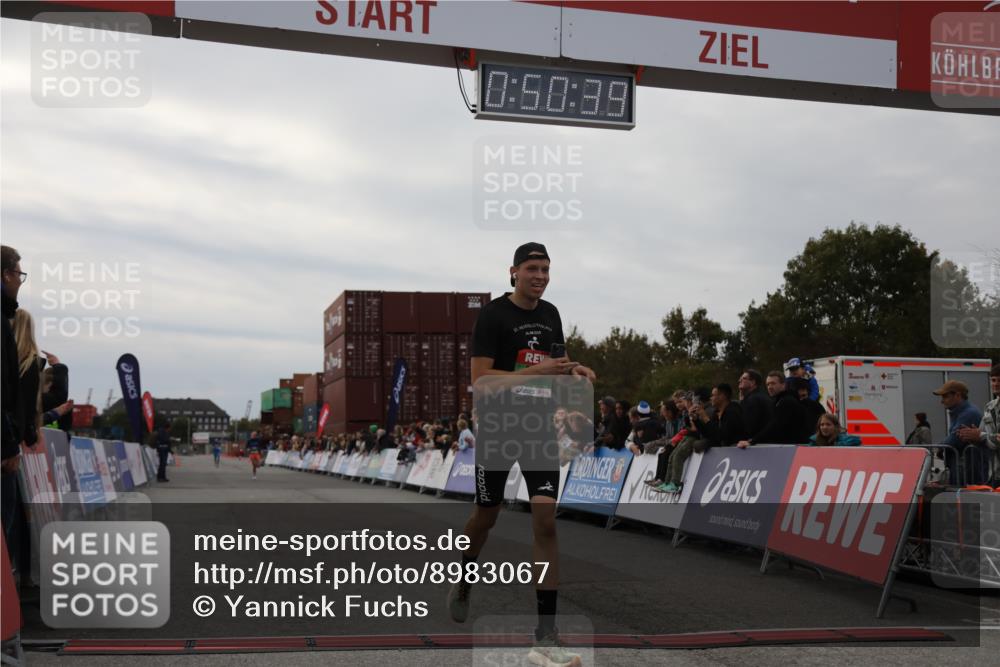 03.10.2025 - Köhlbrandbrückenlauf Yannick Fuchs http://msf.ph/oto/8983067 03.10.2025 15:50:37 Ziel 7020, 7036 meine-sportfotos.de