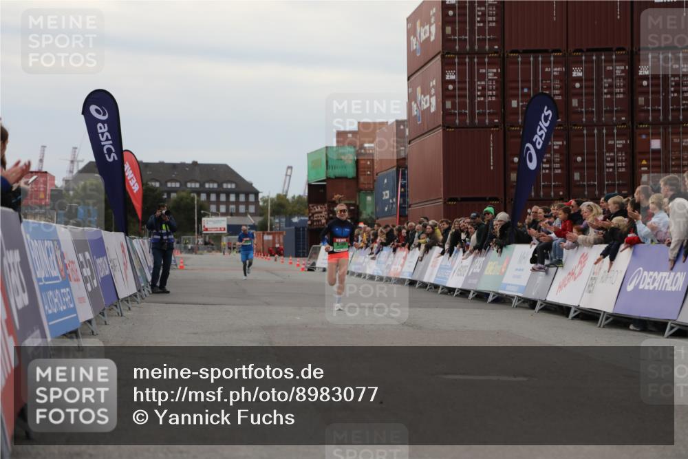 03.10.2025 - Köhlbrandbrückenlauf Yannick Fuchs http://msf.ph/oto/8983077 03.10.2025 15:50:40 Ziel 7020, 7036 meine-sportfotos.de