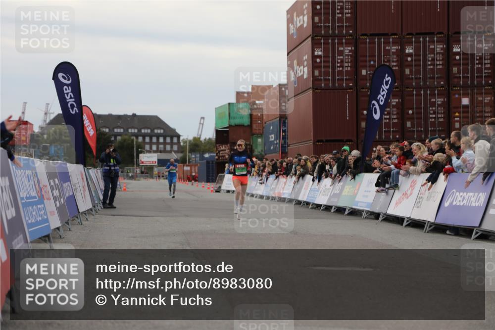 03.10.2025 - Köhlbrandbrückenlauf Yannick Fuchs http://msf.ph/oto/8983080 03.10.2025 15:50:40 Ziel 7020, 7036 meine-sportfotos.de