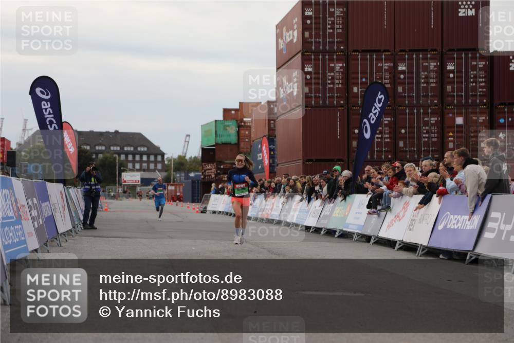 03.10.2025 - Köhlbrandbrückenlauf Yannick Fuchs http://msf.ph/oto/8983088 03.10.2025 15:50:40 Ziel 7020, 7036 meine-sportfotos.de