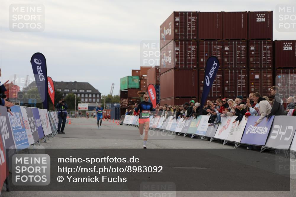 03.10.2025 - Köhlbrandbrückenlauf Yannick Fuchs http://msf.ph/oto/8983092 03.10.2025 15:50:41 Ziel 7020, 7036 meine-sportfotos.de