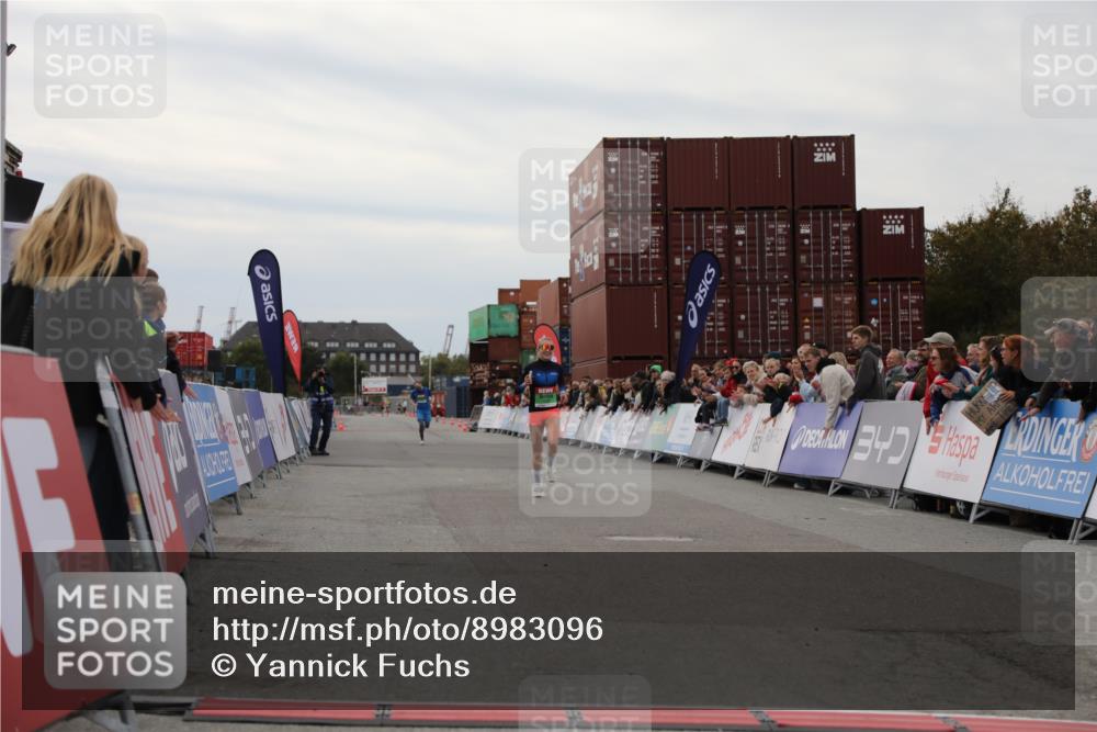 03.10.2025 - Köhlbrandbrückenlauf Yannick Fuchs http://msf.ph/oto/8983096 03.10.2025 15:50:41 Ziel 7020, 7036 meine-sportfotos.de