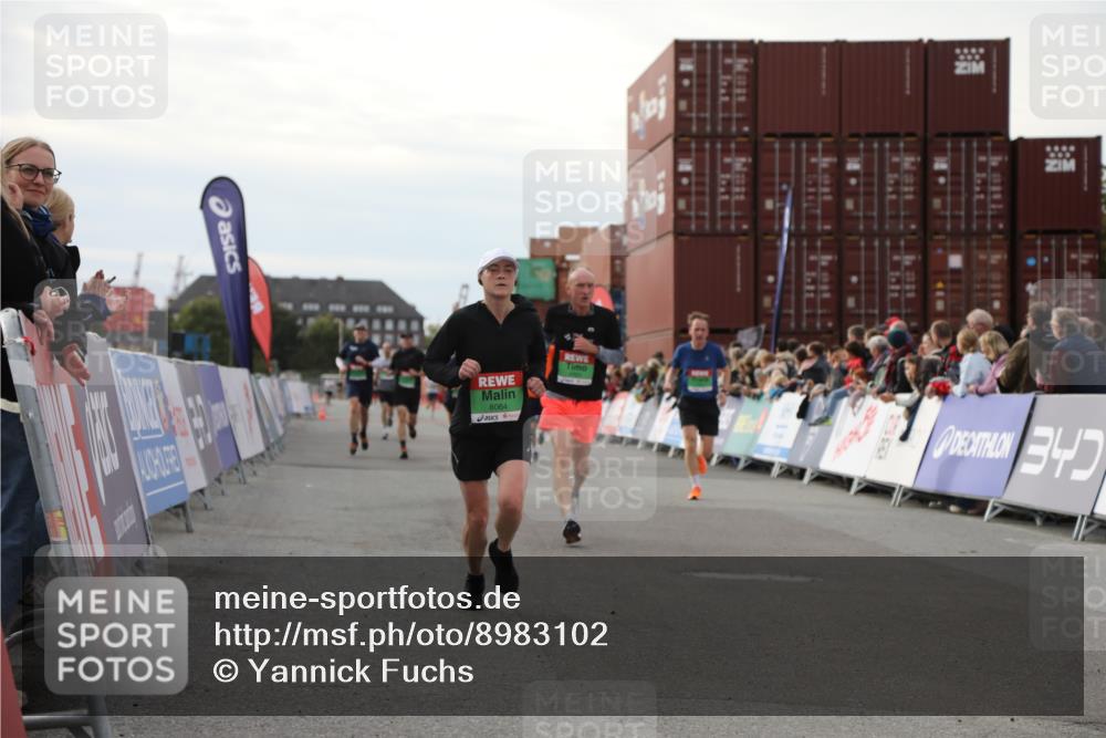 03.10.2025 - Köhlbrandbrückenlauf Yannick Fuchs http://msf.ph/oto/8983102 03.10.2025 16:06:15 Ziel 7296, 7343, 7601, 8064, 8802, 8803, 8804, 8805, 8991, 9451, 9483, 9633 meine-sportfotos.de