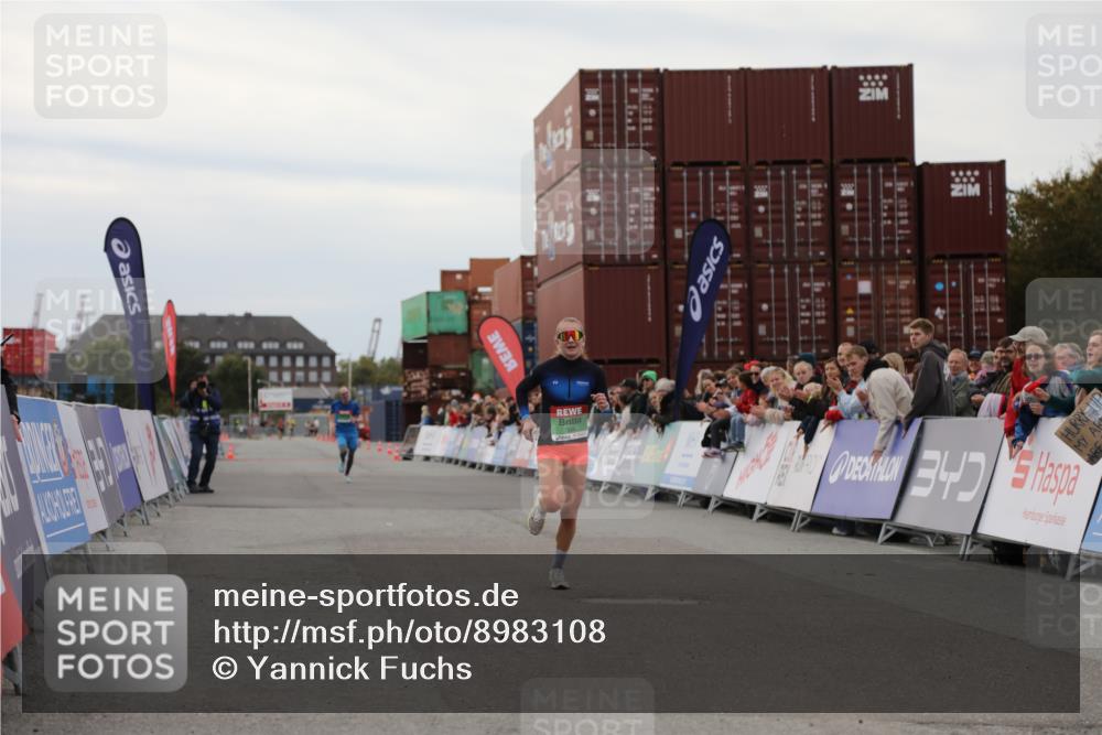 03.10.2025 - Köhlbrandbrückenlauf Yannick Fuchs http://msf.ph/oto/8983108 03.10.2025 15:50:42 Ziel 7020, 7065 meine-sportfotos.de