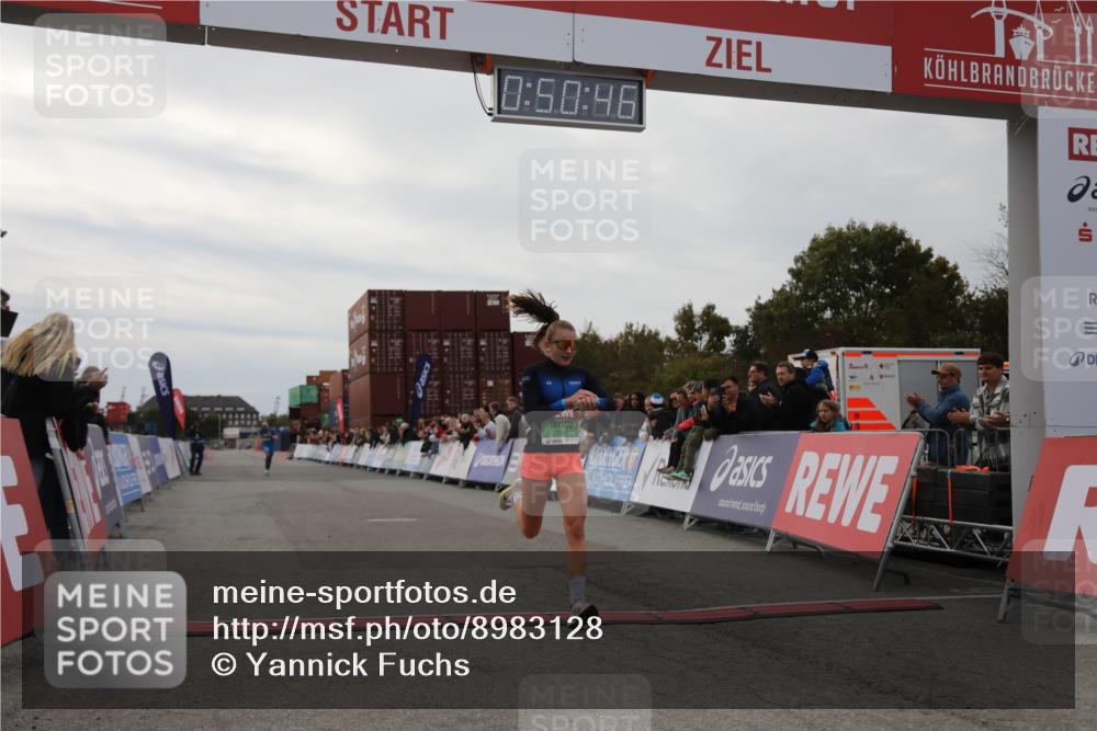 03.10.2025 - Köhlbrandbrückenlauf Yannick Fuchs http://msf.ph/oto/8983128 03.10.2025 15:50:44 Ziel 7020, 7065 meine-sportfotos.de