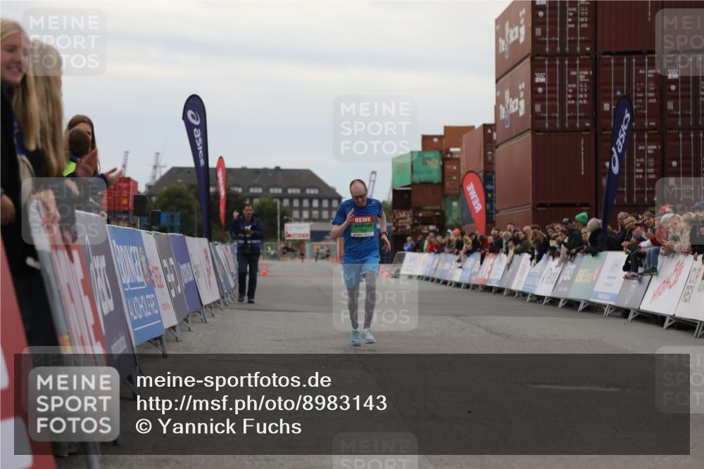 03.10.2025 - Köhlbrandbrückenlauf Yannick Fuchs http://msf.ph/oto/8983143 03.10.2025 15:50:48 Ziel 7020, 7065 meine-sportfotos.de