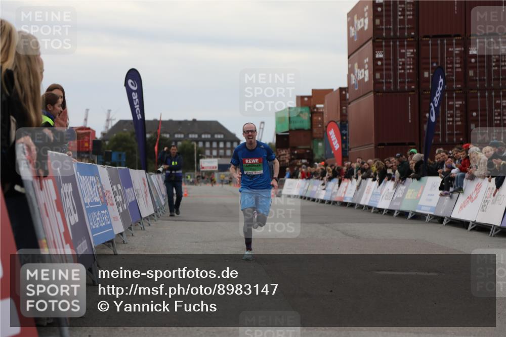 03.10.2025 - Köhlbrandbrückenlauf Yannick Fuchs http://msf.ph/oto/8983147 03.10.2025 15:50:48 Ziel 7020, 7065 meine-sportfotos.de