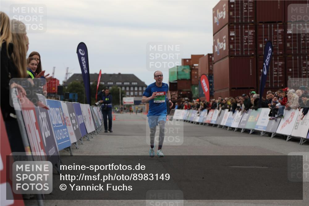 03.10.2025 - Köhlbrandbrückenlauf Yannick Fuchs http://msf.ph/oto/8983149 03.10.2025 15:50:49 Ziel 7065 meine-sportfotos.de