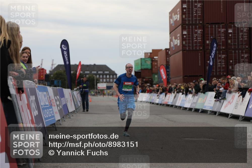 03.10.2025 - Köhlbrandbrückenlauf Yannick Fuchs http://msf.ph/oto/8983151 03.10.2025 15:50:49 Ziel 7065 meine-sportfotos.de