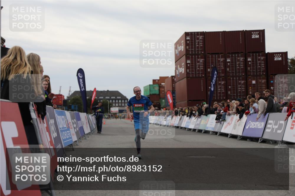 03.10.2025 - Köhlbrandbrückenlauf Yannick Fuchs http://msf.ph/oto/8983152 03.10.2025 15:50:49 Ziel 7065 meine-sportfotos.de
