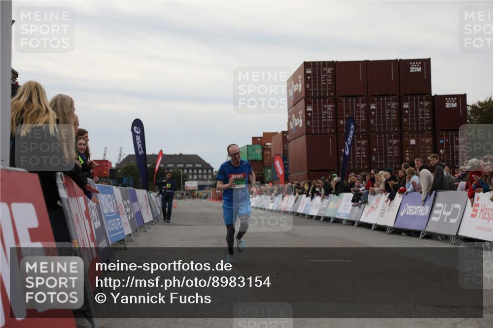 03.10.2025 - Köhlbrandbrückenlauf Yannick Fuchs http://msf.ph/oto/8983154 03.10.2025 15:50:49 Ziel 7065 meine-sportfotos.de